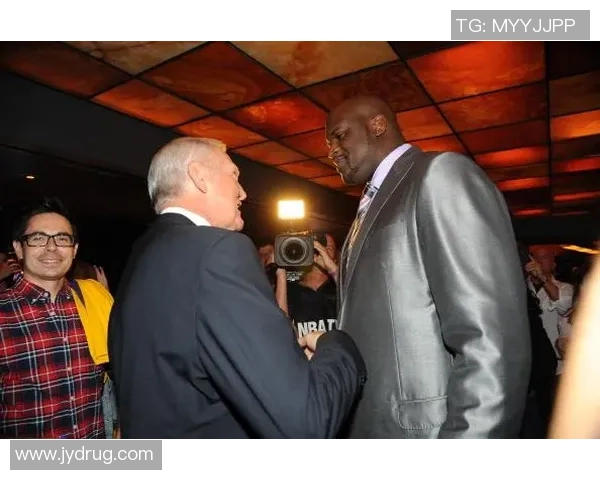 奥尼尔与足球巨星亲密合影视频曝光两位体育传奇同框引热议 奥尼尔与足球巨星亲密合影视频曝光两位体育传奇同框引热议