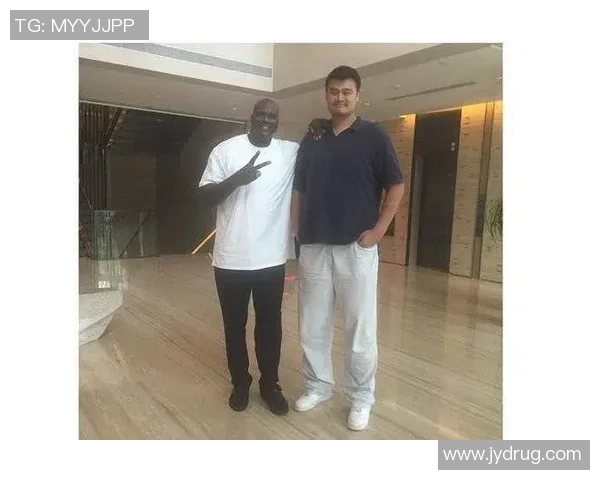 球星携手足球明星同框亮相笑容满面尽显运动与友谊魅力