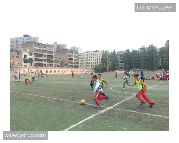 足球巨星小时候的成长足迹 揭秘那些年他们的拼搏与梦想