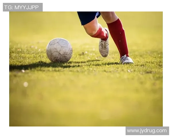 足球明星精彩带球突破瞬间展现个人技巧与比赛魅力