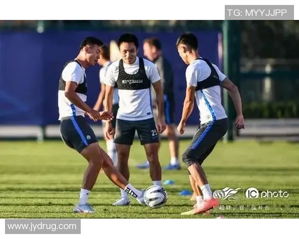 足球球星日常训练计划揭秘：从体能训练到技术提升的全方位备战方案