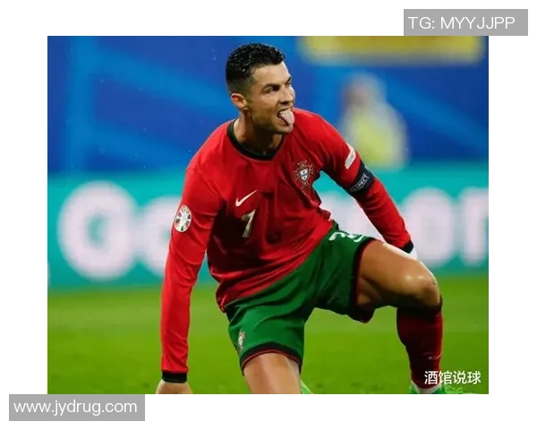 转场时刻足球球星撇嘴瞬间引发网友热议展现情绪真实一面